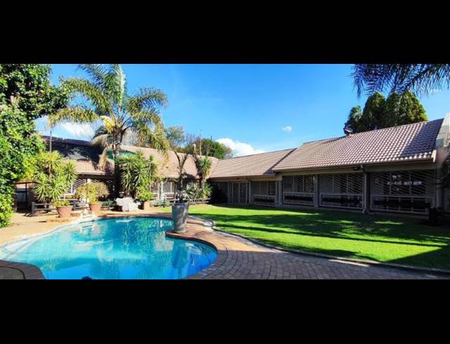4 BEDROOM HOUSE FOR SALE IN VAN RIEBEECK PARK